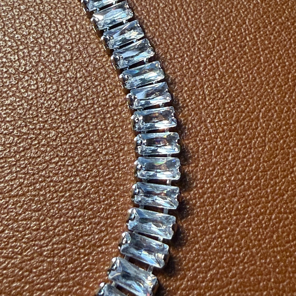 Elegant Silver Rhinestone Necklace - Picture 4 of 6